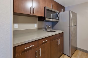 Studio, 1 King Bed, Non Smoking, Kitchen