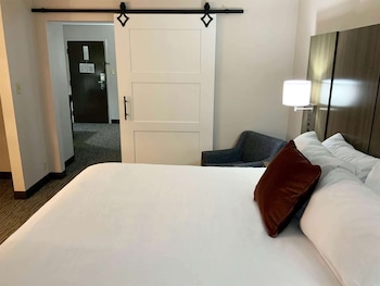 Deluxe Room, 1 King Bed, Accessible, Non Smoking (Mobility)