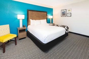 Room, 1 King Bed, Accessible, Non Smoking (Mobility/Hearing, Roll-in shower)