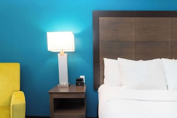Room, 1 King Bed, Accessible, Non Smoking (Mobility/Hearing, Bathtub w/Grab Bars)