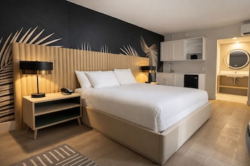 Suite, 1 King Bed, Non Smoking, City View (Corner)