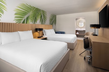 Deluxe Suite, 2 Queen Beds, Non Smoking