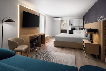 Suite, 1 King Bed, Non Smoking, City View (Corner)