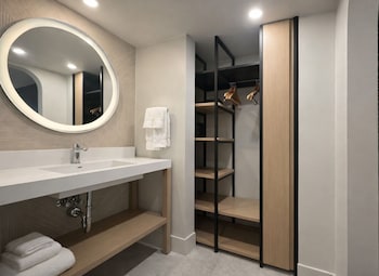 Deluxe Suite, 2 Queen Beds, Non Smoking