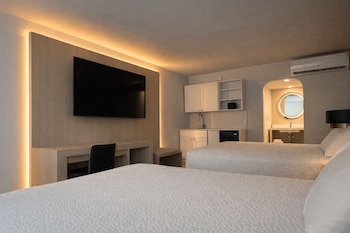 Suite, 2 Queen Beds, Non Smoking