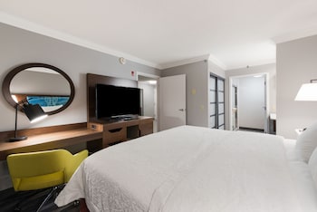 Suite, 1 King Bed, Accessible, Non Smoking
