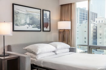 Suite, 1 King Bed with Sofa bed, City View, Corner