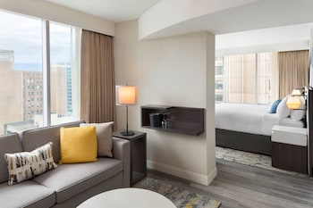 Suite, 1 King Bed with Sofa bed, City View, Corner