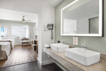 Deluxe Room, Partial Ocean View (Double Beds)
