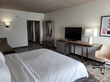 Standard Room, 1 King Bed, Pool View