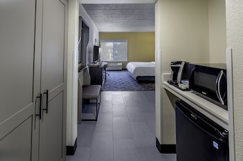 Standard Room, 1 King Bed, Pool View