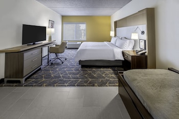 Standard Room, 1 King Bed, Pool View