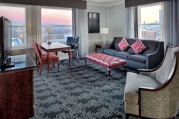 Suite, 1 King Bed, Accessible, Bathtub (Corner)