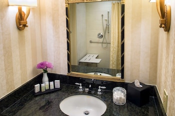 Suite, 2 Queen Beds, Accessible