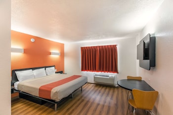 Standard Room, 1 King Bed, Accessible, Smoking