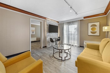 Suite, 1 Queen Bed, Non Smoking, Refrigerator