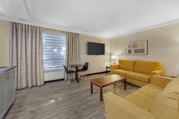 Suite, 2 Queen Beds, Non Smoking, Refrigerator
