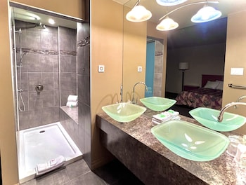 Junior Suite, 1 King Bed (Exotic shower)