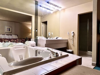 Junior Suite, 1 King Bed, Jetted Tub