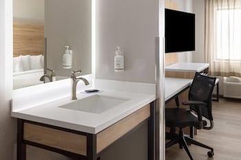 Room, 1 King Bed, Accessible, Non Smoking (Mob/Hearing, Roll-In Shower)
