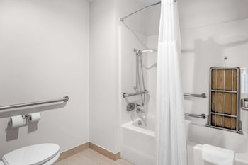 Room, 1 Queen Bed, Accessible Bathtub