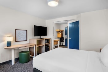 Room, 1 Queen Bed, Roll-in Shower