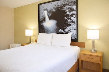 Deluxe Room, 1 Queen Bed, Non Smoking