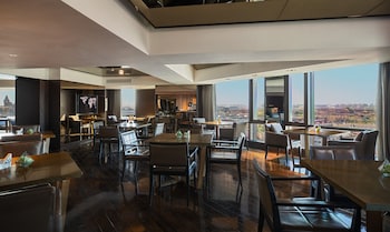 Club Room, 1 King Bed, City View
