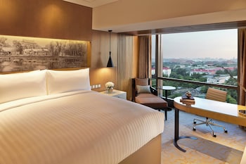 Club Room, 1 King Bed, City View