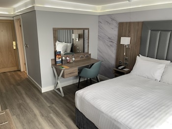 Deluxe Room, 1 Double Bed, Accessible, Ground Floor (Walk-in Shower)