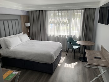 Deluxe Room, 1 Double Bed, Accessible, Ground Floor (Walk-in Shower)