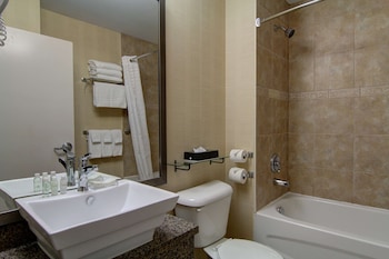 Executive Suite, 2 Queen Beds, Non Smoking, Refrigerator & Microwave (with Sofabed)