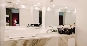 Suite, 1 King Bed, Non Smoking, Jetted Tub