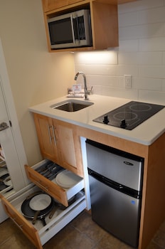Classic Room, 2 Queen Kitchenette, Lakeview - No Pets