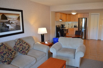 1 Bedroom 2 Queen Lakeview Family Suite - No Pets