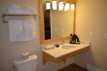 Classic Room, 2 Queen Beds, Lakeview - No Pets