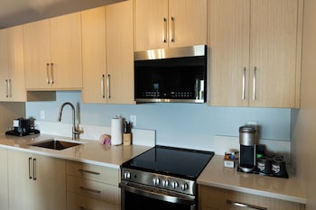 1 Bedroom 2 Queen Lakeview Family Suite - No Pets