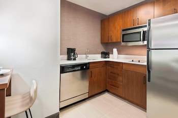 Suite, 1 Bedroom (Mobility/Hearing Access, Roll-In Shwr)