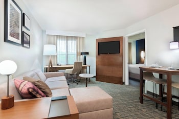 Suite, 1 Bedroom (Mobility/Hearing Access, Roll-In Shwr)