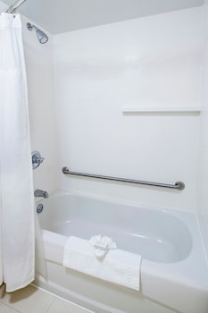 Room, 2 Queen Beds, Accessible Bathtub