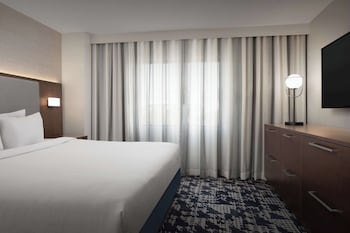 Suite, 1 King Bed, Accessible, Non Smoking (2 Rooms, Mobility, Roll-in Shower)