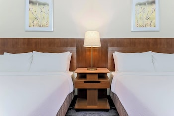 Room, 2 Queen Beds, Accessible Bathtub