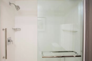 Room, 2 Queen Beds, Accessible Bathtub