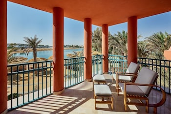 Deluxe Room, 2 Twin Beds, Balcony, Beachfront (Beachfront)