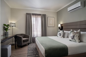 Suite, 1 King Bed with Sofa bed