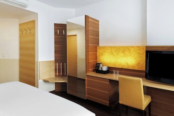 Standard Room, 1 King Bed