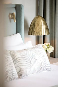 Suite, 1 Bedroom, Pool View (Private Garden)