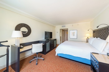 Classic Room, 1 King Bed, Pool View