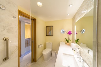 Junior Suite, 1 King Bed, Club Lounge Access
