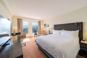 Classic Room, 1 King Bed, Pool View
